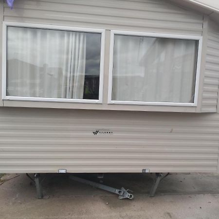 D24 Is A 2 Bedroom 6 Berth Caravan Close To The Beach On Whitehouse Leisure Park In Towyn Near Rhyl With Decking And Private Parking Space This Is A Pet Free Caravan Abergele Eksteriør billede