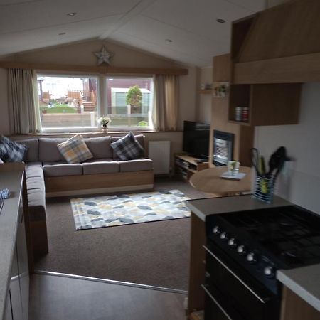D24 Is A 2 Bedroom 6 Berth Caravan Close To The Beach On Whitehouse Leisure Park In Towyn Near Rhyl With Decking And Private Parking Space This Is A Pet Free Caravan Abergele Eksteriør billede