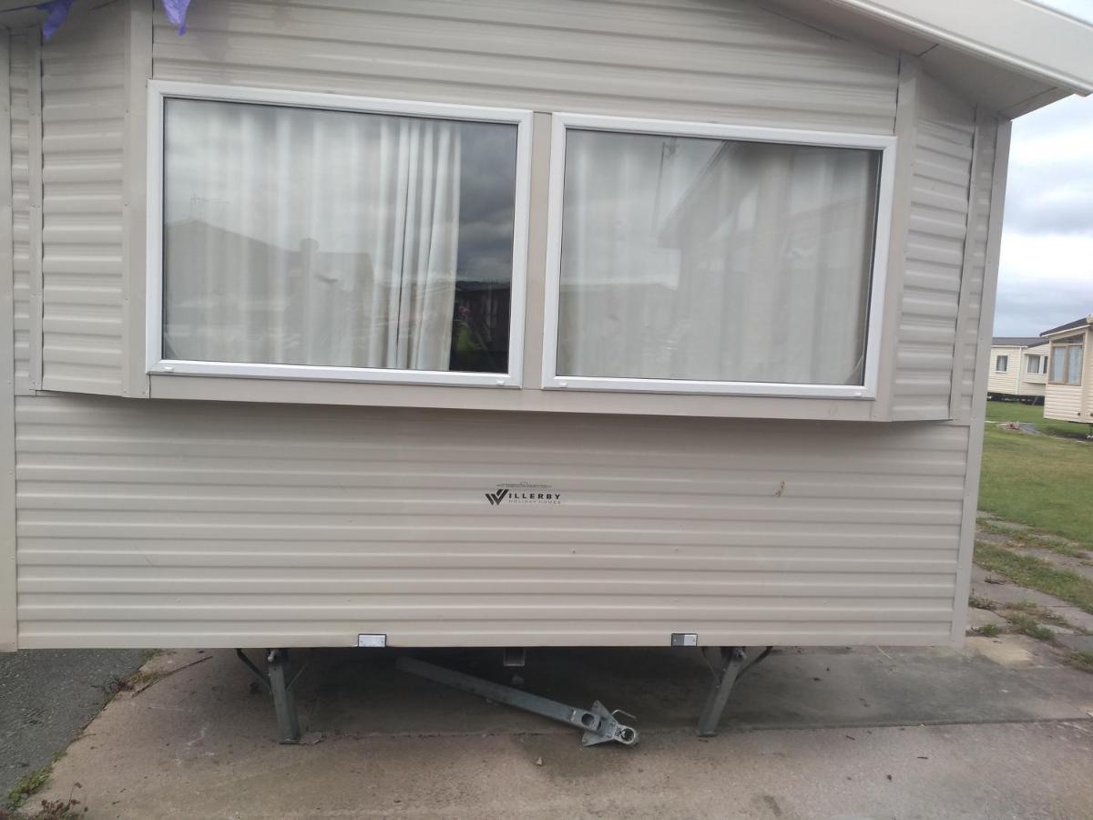 D24 Is A 2 Bedroom 6 Berth Caravan Close To The Beach On Whitehouse Leisure Park In Towyn Near Rhyl With Decking And Private Parking Space This Is A Pet Free Caravan Abergele Eksteriør billede