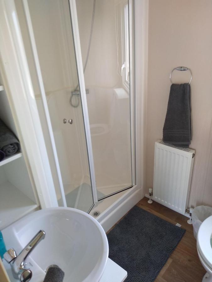 D24 Is A 2 Bedroom 6 Berth Caravan Close To The Beach On Whitehouse Leisure Park In Towyn Near Rhyl With Decking And Private Parking Space This Is A Pet Free Caravan Abergele Eksteriør billede