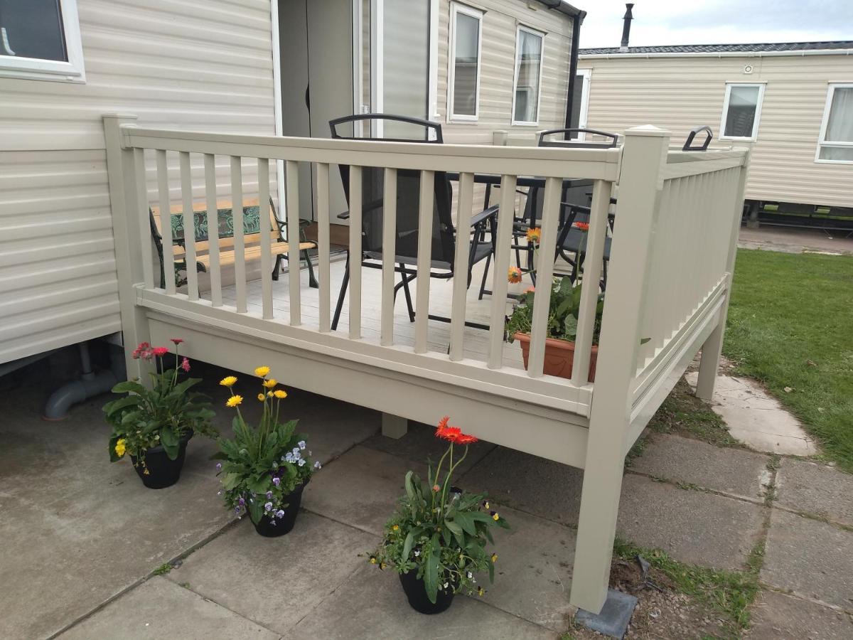 D24 Is A 2 Bedroom 6 Berth Caravan Close To The Beach On Whitehouse Leisure Park In Towyn Near Rhyl With Decking And Private Parking Space This Is A Pet Free Caravan Abergele Eksteriør billede