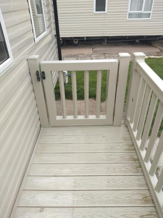 D24 Is A 2 Bedroom 6 Berth Caravan Close To The Beach On Whitehouse Leisure Park In Towyn Near Rhyl With Decking And Private Parking Space This Is A Pet Free Caravan Abergele Eksteriør billede