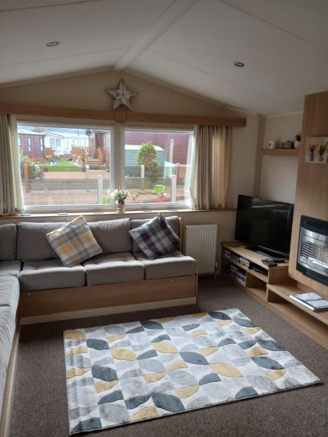 D24 Is A 2 Bedroom 6 Berth Caravan Close To The Beach On Whitehouse Leisure Park In Towyn Near Rhyl With Decking And Private Parking Space This Is A Pet Free Caravan Abergele Eksteriør billede