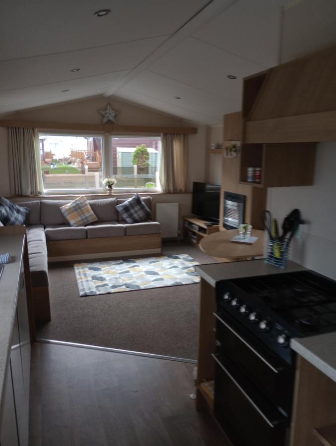 D24 Is A 2 Bedroom 6 Berth Caravan Close To The Beach On Whitehouse Leisure Park In Towyn Near Rhyl With Decking And Private Parking Space This Is A Pet Free Caravan Abergele Eksteriør billede