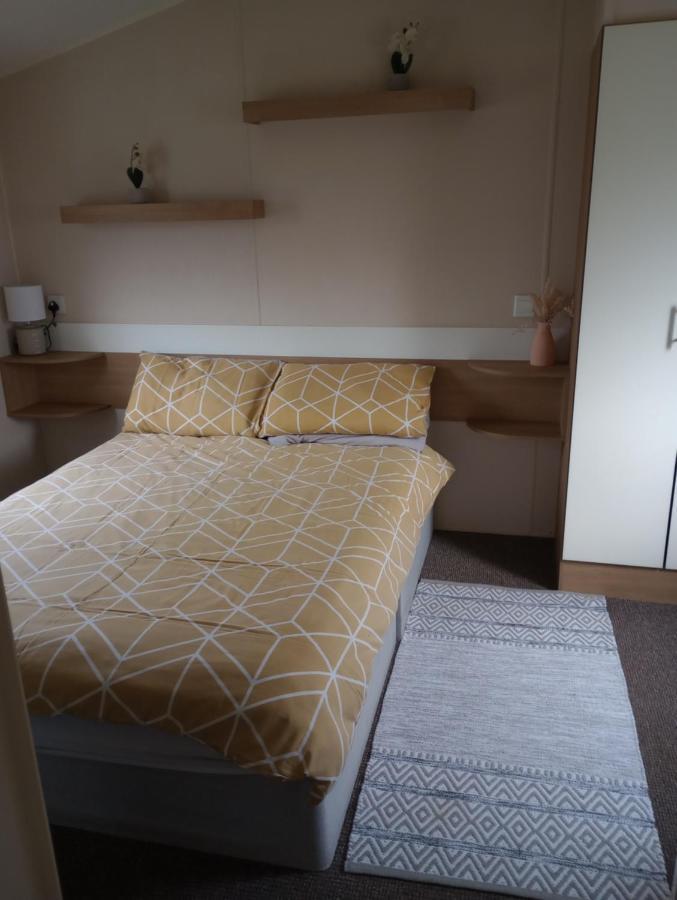 D24 Is A 2 Bedroom 6 Berth Caravan Close To The Beach On Whitehouse Leisure Park In Towyn Near Rhyl With Decking And Private Parking Space This Is A Pet Free Caravan Abergele Eksteriør billede