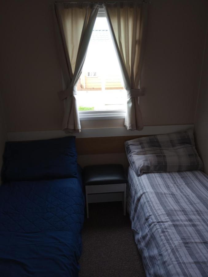 D24 Is A 2 Bedroom 6 Berth Caravan Close To The Beach On Whitehouse Leisure Park In Towyn Near Rhyl With Decking And Private Parking Space This Is A Pet Free Caravan Abergele Eksteriør billede