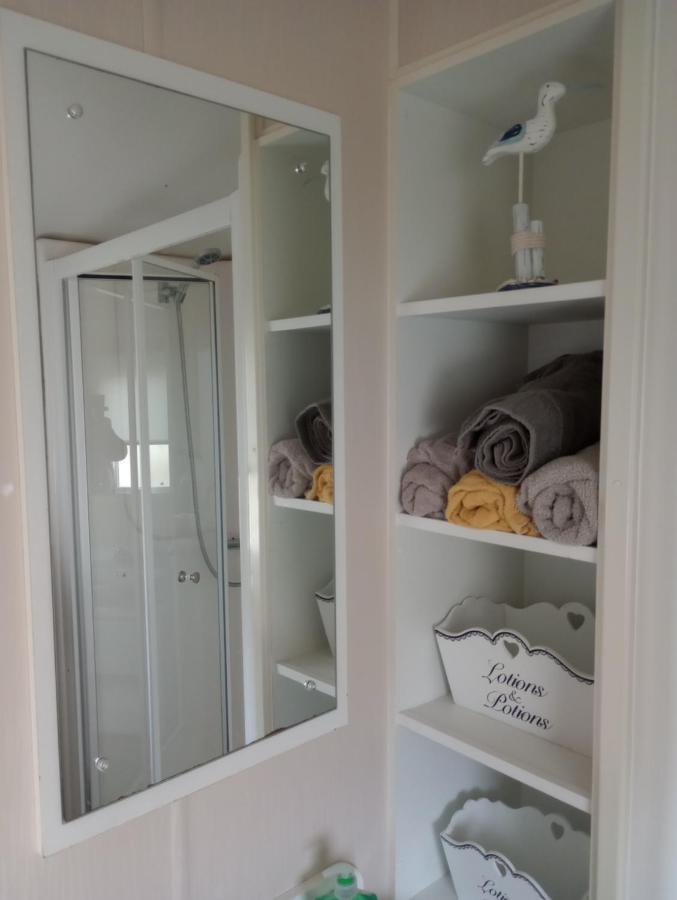 D24 Is A 2 Bedroom 6 Berth Caravan Close To The Beach On Whitehouse Leisure Park In Towyn Near Rhyl With Decking And Private Parking Space This Is A Pet Free Caravan Abergele Eksteriør billede