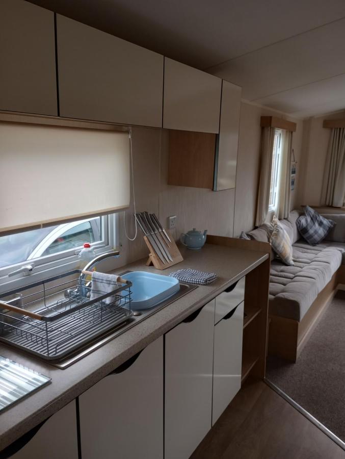 D24 Is A 2 Bedroom 6 Berth Caravan Close To The Beach On Whitehouse Leisure Park In Towyn Near Rhyl With Decking And Private Parking Space This Is A Pet Free Caravan Abergele Eksteriør billede