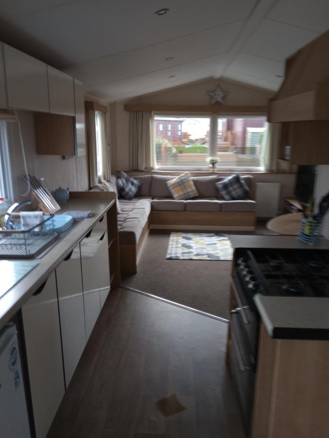 D24 Is A 2 Bedroom 6 Berth Caravan Close To The Beach On Whitehouse Leisure Park In Towyn Near Rhyl With Decking And Private Parking Space This Is A Pet Free Caravan Abergele Eksteriør billede