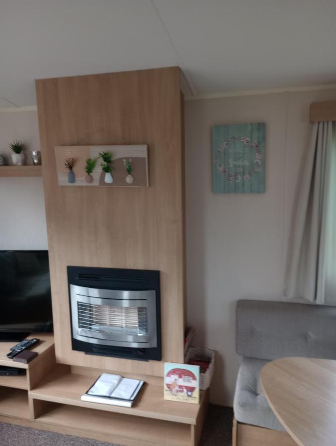 D24 Is A 2 Bedroom 6 Berth Caravan Close To The Beach On Whitehouse Leisure Park In Towyn Near Rhyl With Decking And Private Parking Space This Is A Pet Free Caravan Abergele Eksteriør billede